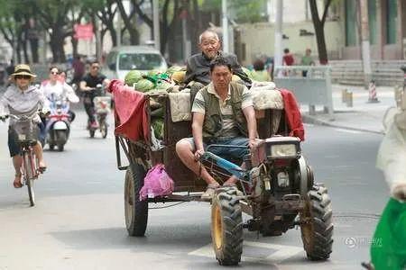 摆摊卖吃的瓜,瓜果飘香，味蕾盛宴